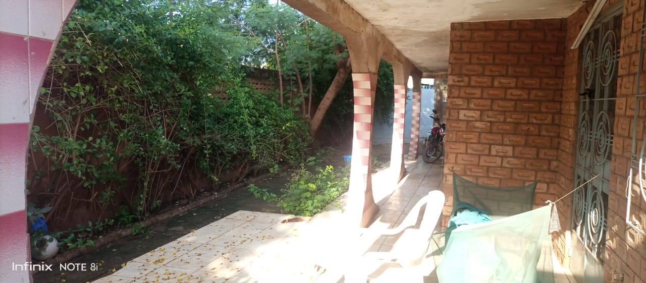 Maison Familiale sur Route Principale à Pâte d&rsquo;Oie, Ouagadougou