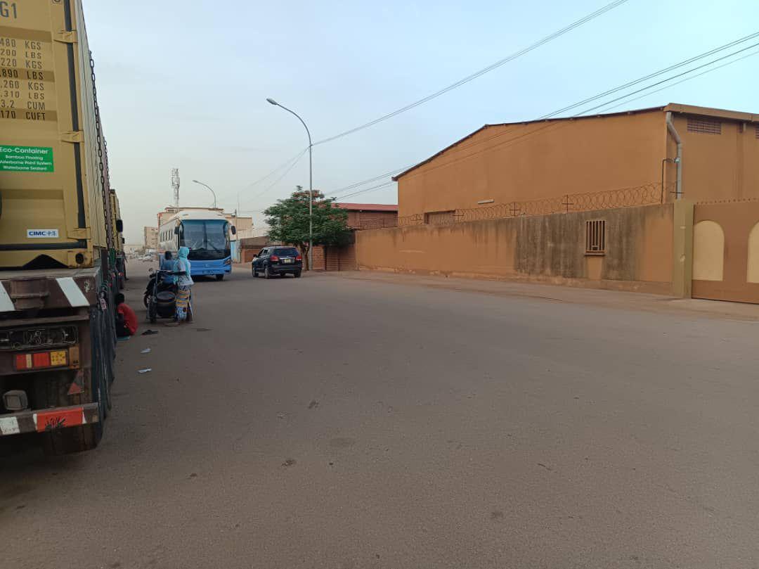 Entrepôt 2020m² à vendre – ZAD, Ouagadougou