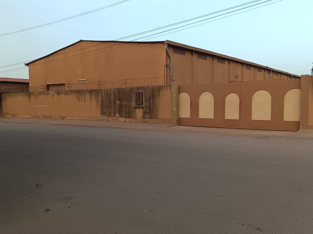 Entrepôt 2020m² à vendre – ZAD, Ouagadougou