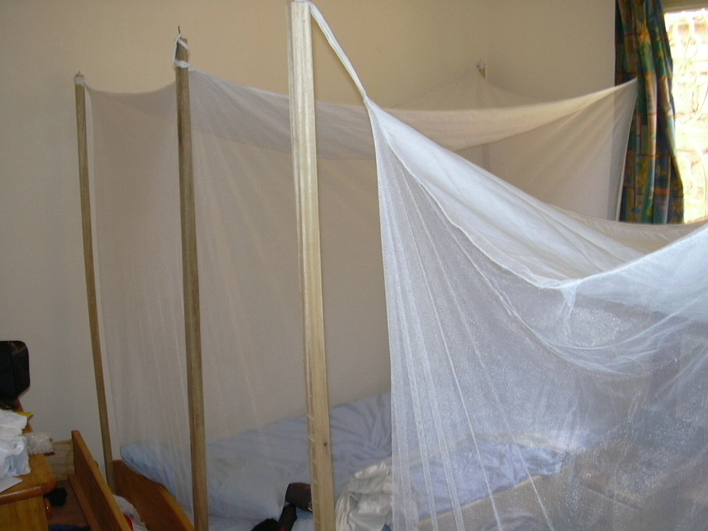 Chambre d'une maison à Ouagadougou avec moustiquaire et fenêtre